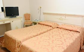 Hotel Ambassador Tre Rose  3*